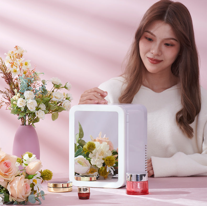 Mini Frigider pentru Cosmetice 4L cu Oglindă și LED, Funcție Răcire și Încălzire, Portabil 220V, Organizare Produse Beauty și Skincare, Alb / Roz