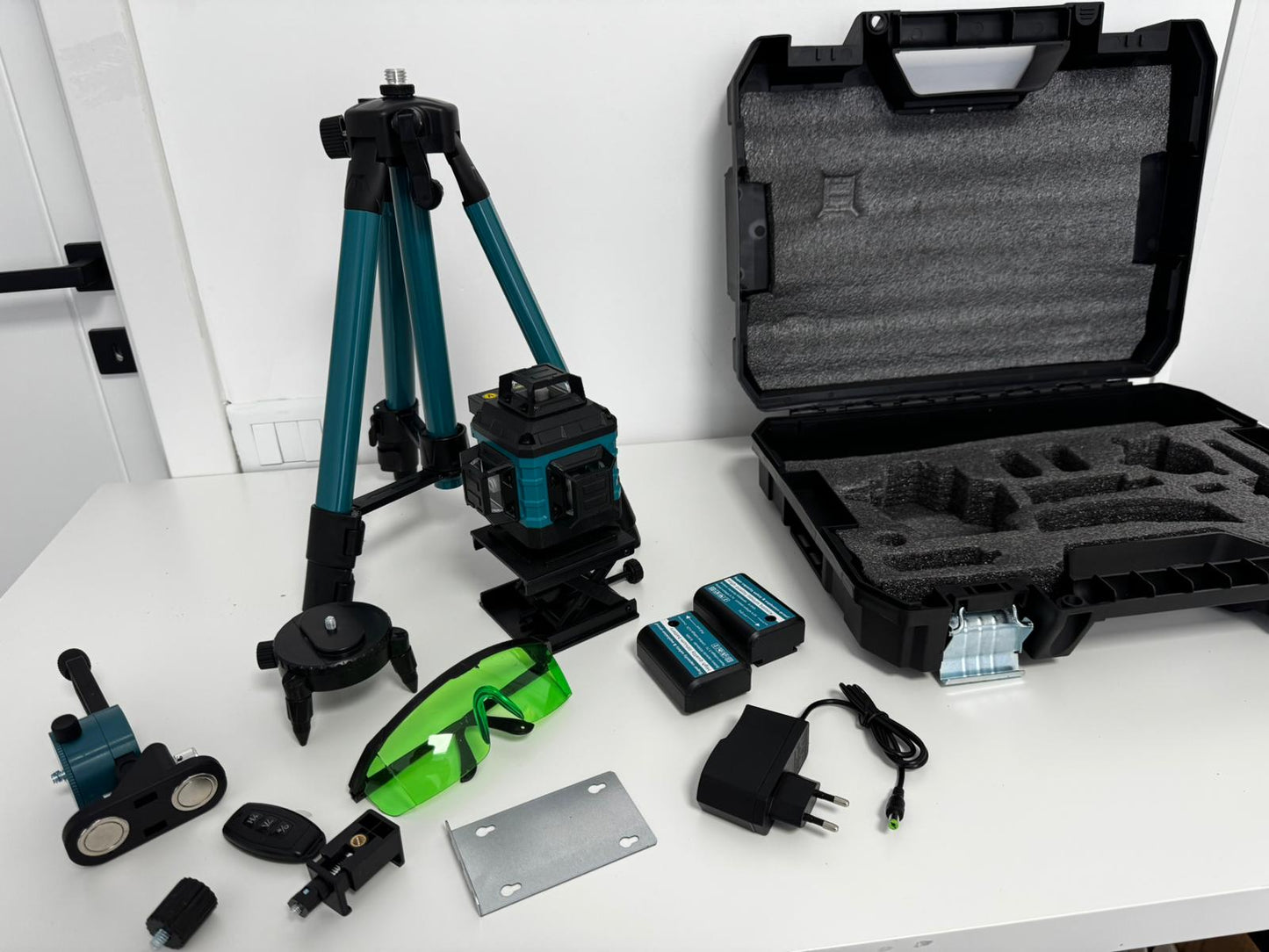 Nivel Laser 4D Profesional – 16 Linii, Auto-Nivelare, USB, 2 Baterii, Suport Ajustabil 1 m